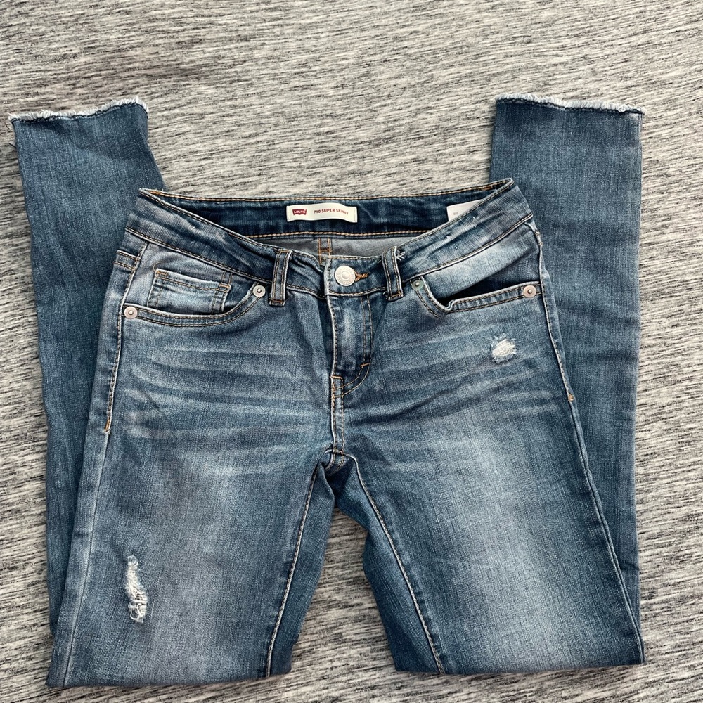 Levi Super Skinny Ripped Jeans     8 reg (girl)